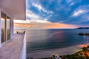Premium bedding, pillow-top beds, minibar, in-room safe - Santa Marta Marriott Resort Playa Dormida (Santa Marta)