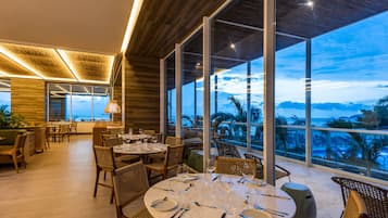 2 restaurantes, cocina internacional