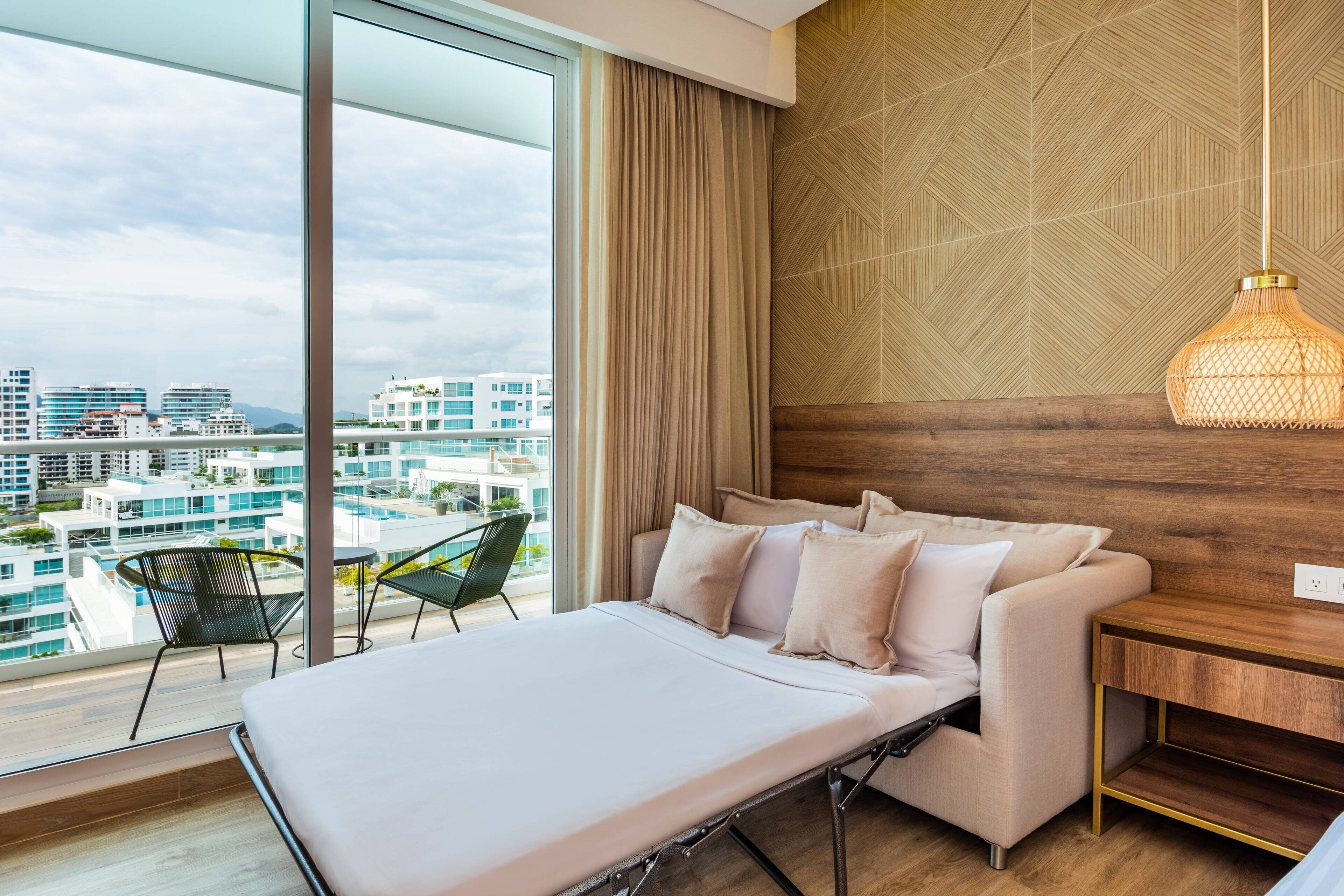 Ropa de cama de alta calidad, colchones con pillow-top y minibar 