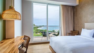 Habitación, 1 cama King size y sofá cama, balcón | Ropa de cama de alta calidad, camas con pillow-top y minibar