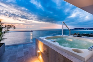 Suite, 1 Bedroom, Balcony, Oceanfront | 1 bedroom, premium bedding, pillowtop beds, minibar