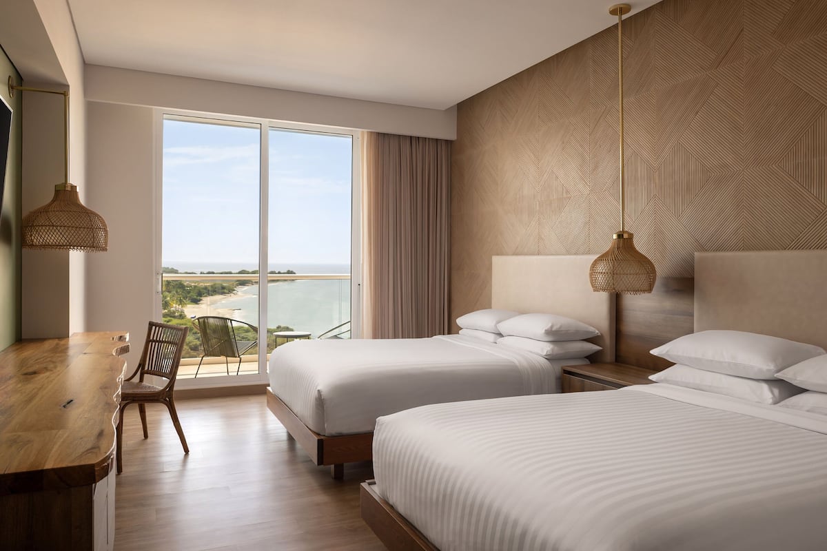 Kamer, 2 tweepersoonsbedden, balkon | Luxe beddengoed, pillowtop-bedden, een minibar, een kluis op de kamer