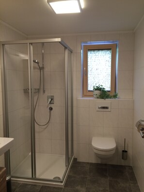 컴포트 아파트 (5 persons - incl. 50 EUR cleaning fee) | 욕실 | 샤워 시설, 헤어드라이어, 타월, 화장지