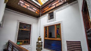 المنشأة من الداخل