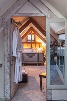 Deluxe Double Room, Ensuite, Sea View | 1 bedroom, iron/ironing board, free WiFi, bed sheets