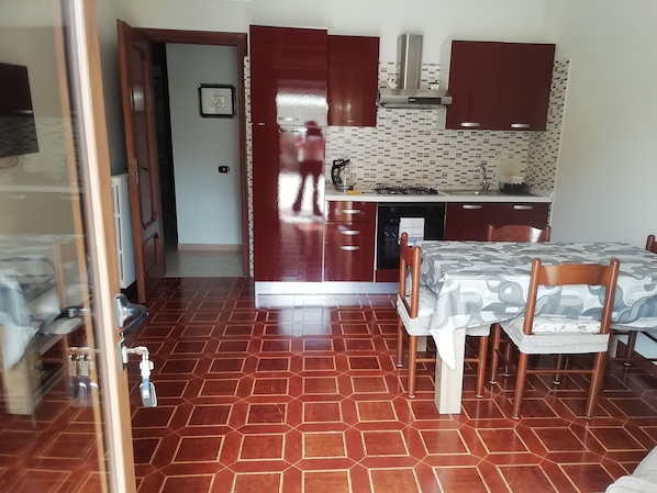 Refrigerador, horno, parrilla de estufa y cafetera y tetera 