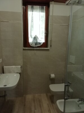 Serviettes fournies, papier toilette