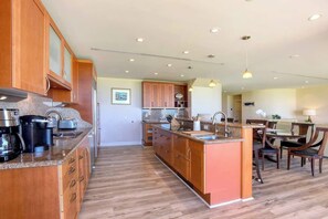 Fridge, microwave, oven, stovetop - South Maui's Best Family Reunion Spot (Kihei)