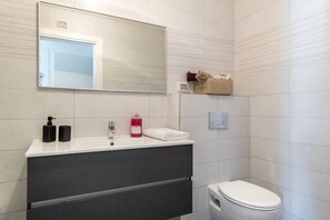 Dusj, hårføner og håndklær