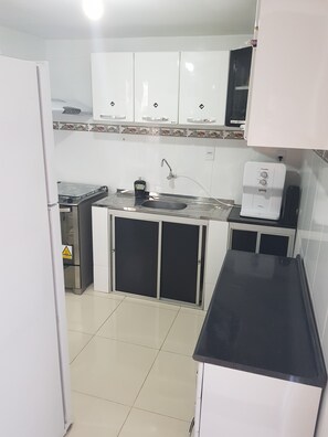 Fridge, microwave, oven, stovetop - House 4/4 (Large), Cond. Closed with pool, 150m² (Stella Maris)