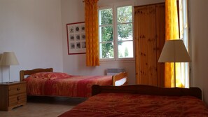 3 chambres, fer et planche à repasser