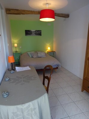 1 bedroom, WiFi, bed sheets - room for rent independent access (Chaleins)