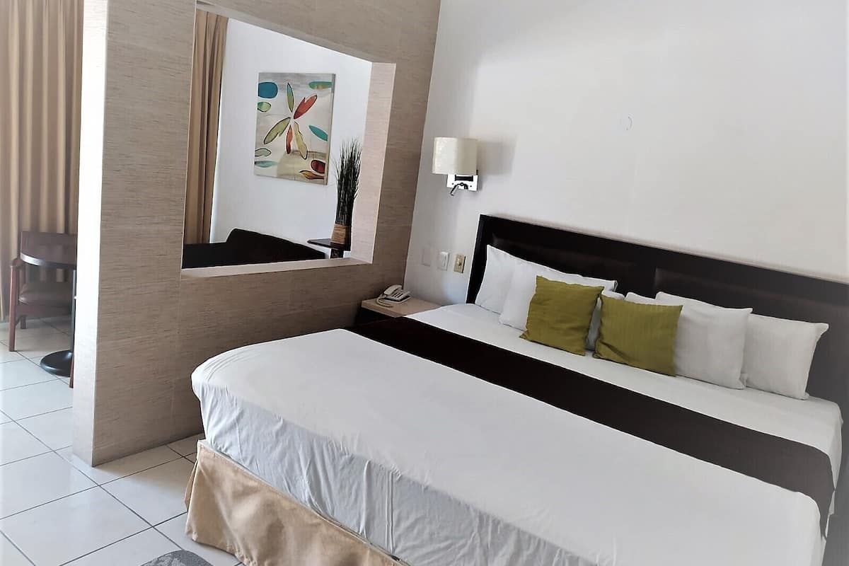 junior room, 1 king bed, courtyard view | in-room safe, individually decorated, individually furnished, desk