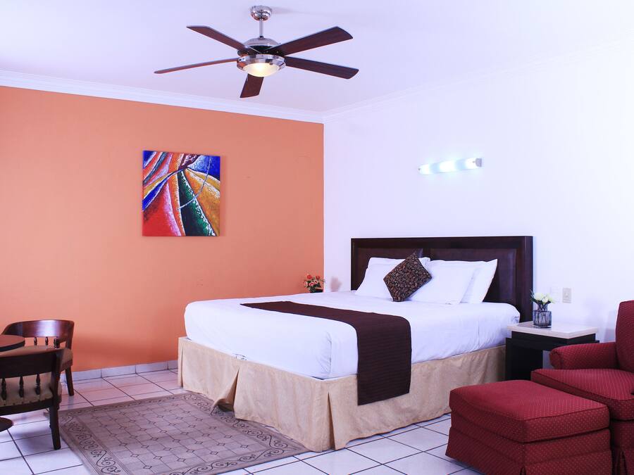 Rom – junior, 1 kingsize-seng, bakgårdsutsikt | Safe på rommet, individuelt dekorert, individuelt innredet og skrivebord