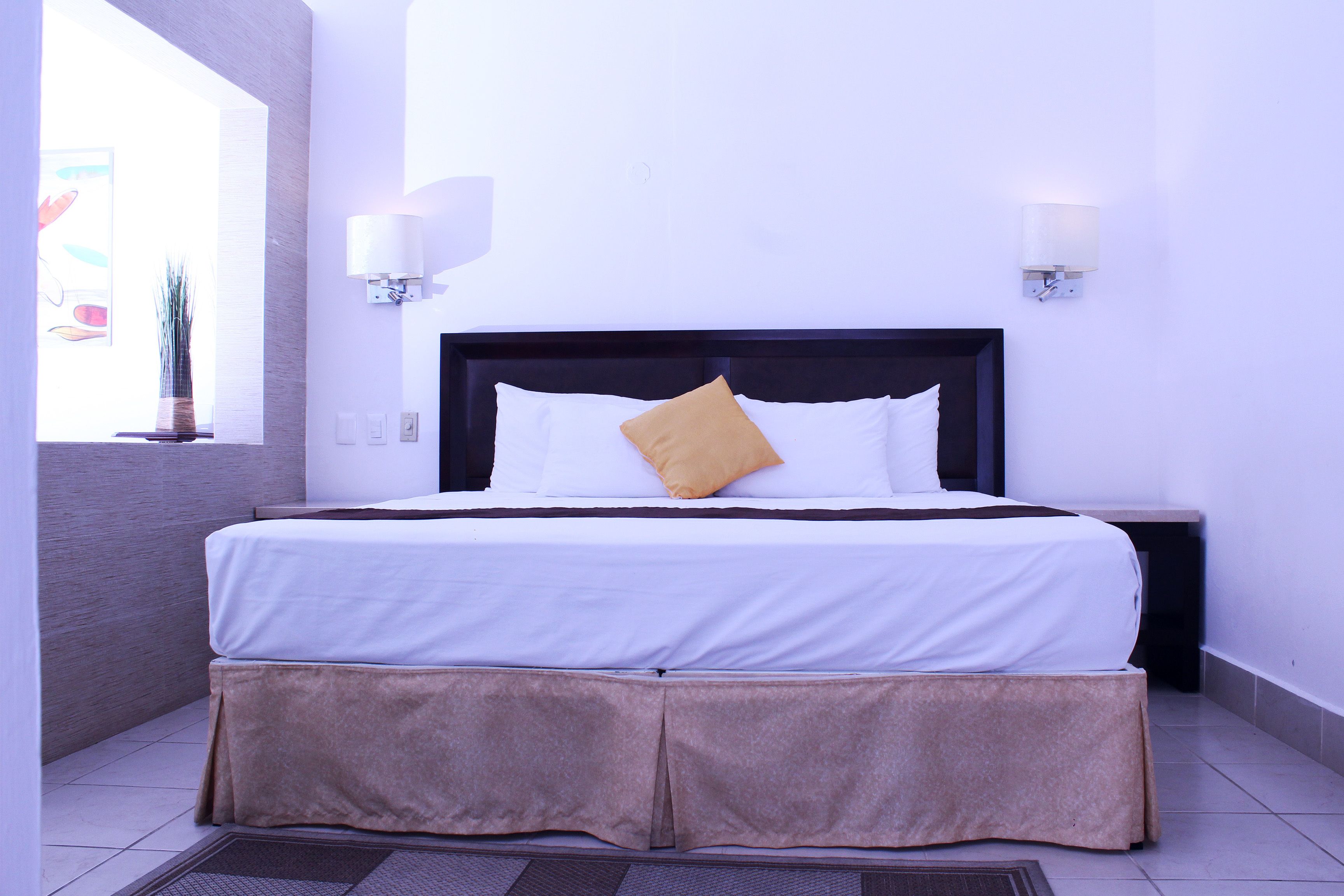 junior room, 1 king bed, courtyard view | in-room safe, individually decorated, individually furnished, desk