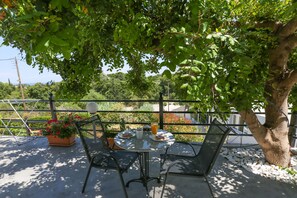 Dreibettzimmer | Terrasse/Patio