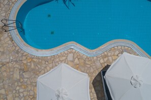 室外游泳池，08:00 至 20:00 开放，日光浴躺椅