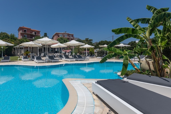 Outdoor pool, open 8:00 AM to 8:00 PM, sun loungers - Pelagos Apartments (Kefalonia)