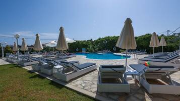Udendørs pool, åben fra kl. 08.00 til kl. 20.00, liggestole