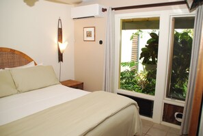 1 quarto, escrivaninha, ferros/tábuas de passar roupa, berço de viagem