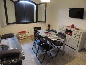 Panorama appartement | Woonkamer | Een flatscreentelevisie
