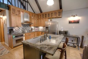 公寓式客房, 多张床, 壁炉 | 私人厨房 | 冰箱、微波炉、炉灶、洗碗机