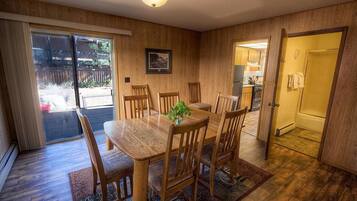 Maison, plusieurs lits, bain à remous, vue montagne | Cuisine privée