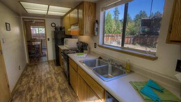 Maison, plusieurs lits, bain à remous, vue montagne | Vue de la chambre