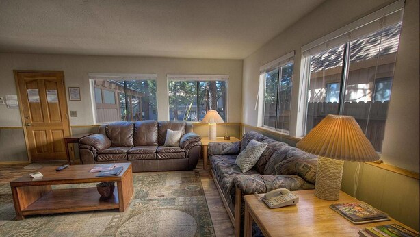 House, Multiple Beds, Hot Tub, Mountain View | Living room