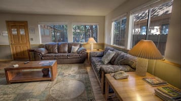 Maison, plusieurs lits, bain à remous, vue montagne | Salle de séjour