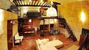 Fernseher, Kamin, Stereoanlage