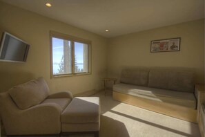 TV, fireplace - Azure Chateau (Incline Village)