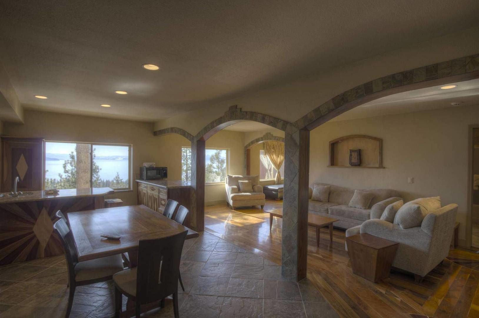 Televisión y chimenea 