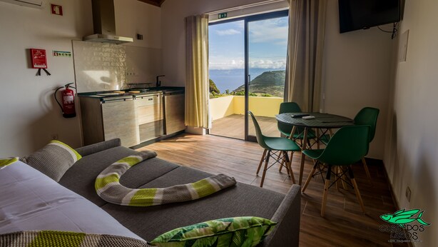 Monolocale, terrazzo, vista mare (1) | Area soggiorno | TV a schermo piatto