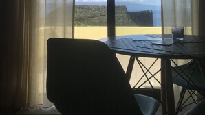 Monolocale, terrazzo, vista mare (1) | Minibar, tende oscuranti, ferro/asse da stiro