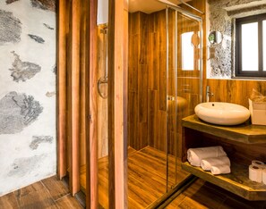 Studio, Terrace, Sea View (2) | Bathroom | Shower, free toiletries, hair dryer, towels - Casa dos Lagos AL (Velas)