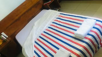 Apartemen | Meja kerja dan seprai linen