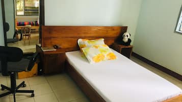 Apartemen | Meja kerja dan seprai linen