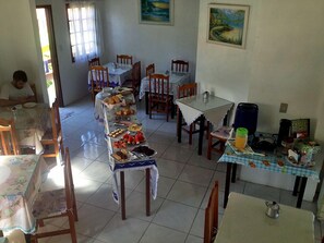 Daily buffet breakfast (BRL 15 per person)