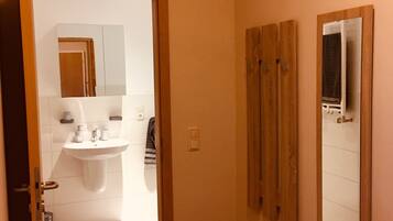 Douche, serviettes fournies, savon, shampoing