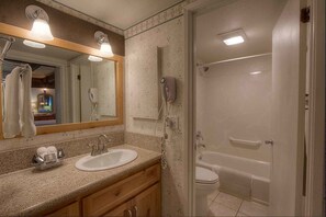 Leilighet, flere senger, privat basseng, bassengutsikt | Bad | Kombinert dusj/badekar