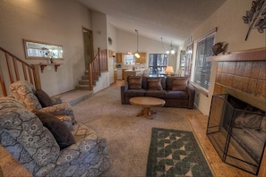 TV, fireplace - Aspen View Lodge (South Lake Tahoe)