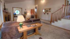TV, fireplace - Aspen View Lodge (South Lake Tahoe)