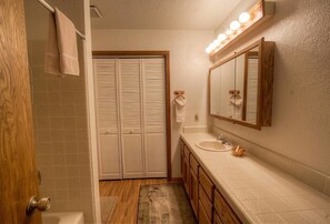 Bathroom - Aspen View Lodge (South Lake Tahoe)