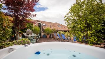 Tina de hidromasaje al aire libre