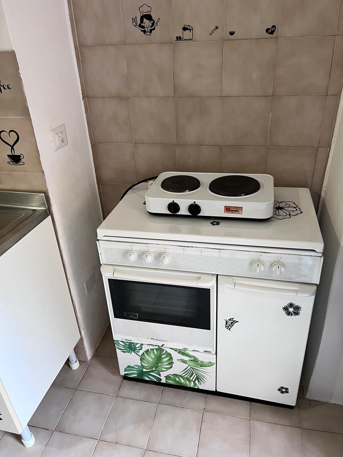 Kühlschrank, Ofen, Herdplatte, Wasserkocher mit Kaffee-/Teezubehör