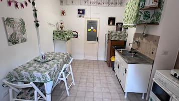 Fridge, oven, stovetop, coffee/tea maker