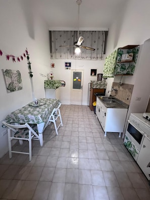Refrigerador, horno, parrilla de estufa y cafetera y tetera