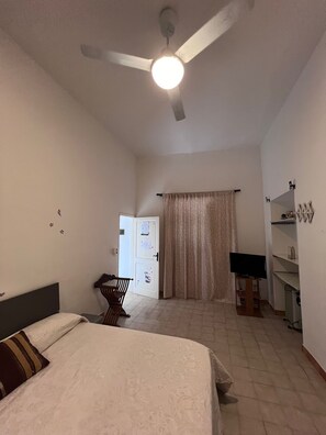 1 habitación, tabla de planchar con plancha, wifi gratis y ropa de cama 