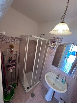 Shower, hair dryer, bidet, towels - Love nest heart marriage (Terracina)